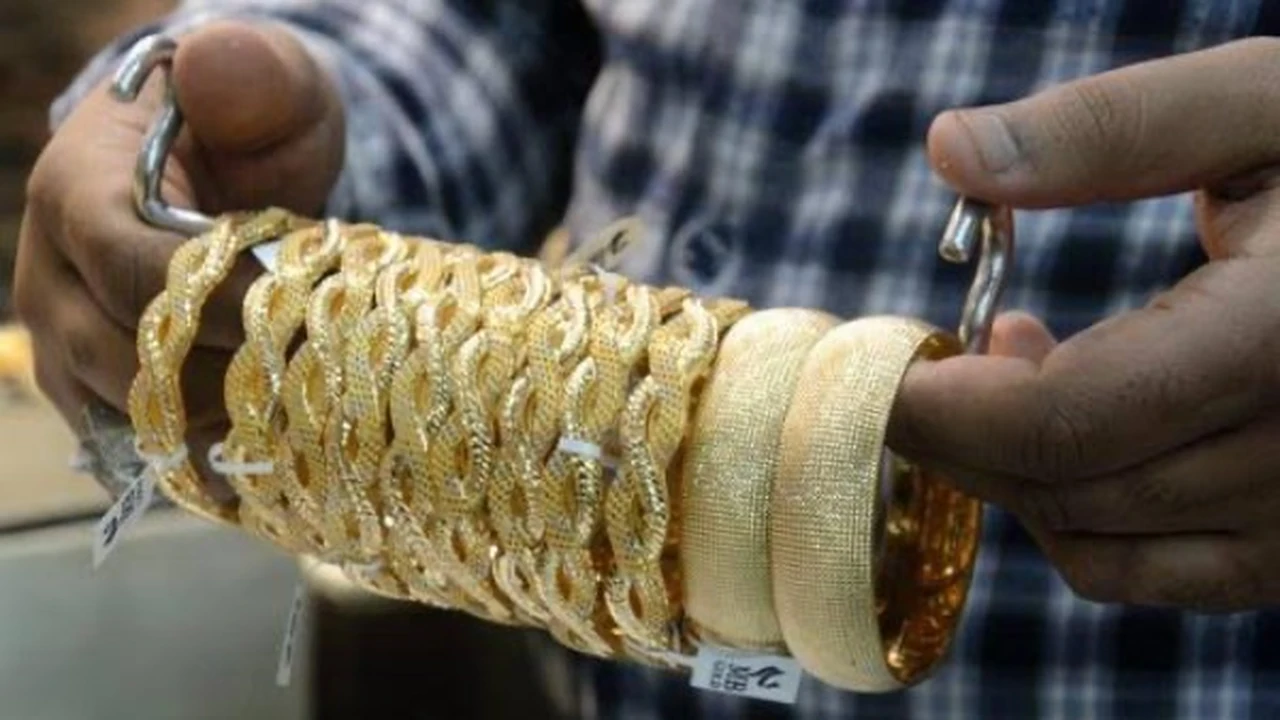 تأثير الدولار يدفع أسعار الذهب نحو الصعود في منتصف تعاملات اليوم